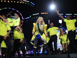 Lady Gaga Incendeia Copacabana: Show Histórico para Milhões!