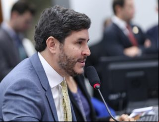 Comissão aprova dispensa de frequência escolar mínima para beneficiários do Pé-de-Meia em área de calamidade