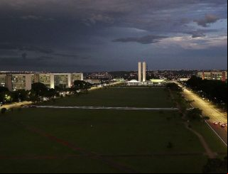 Sancionada lei que reajusta salários de servidores do Poder Executivo federal