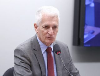 Comissão aprova inclusão em lei de programa de bolsa para professor da educação básica
