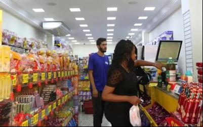 Comércio pressiona governo por revogação de portaria que limita funcionamento aos domingos e feriados