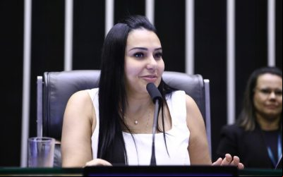 Projeto obriga plataformas digitais a alertar sobre riscos de vício em conteúdo adulto
