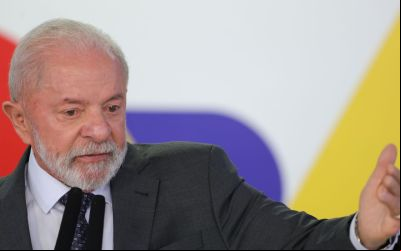 Lula chega a Paris para visita de Estado e encontro com empresários